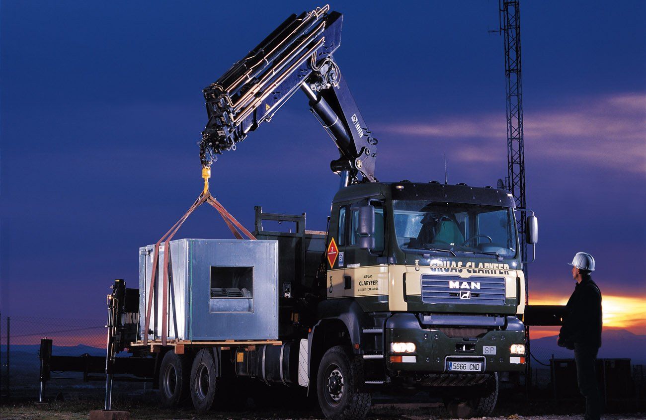 Xs 422 HiPro - Grue auxiliaire Hiab avec portée hydraulique de 13.2 à 24.4 m et commande à distance_0