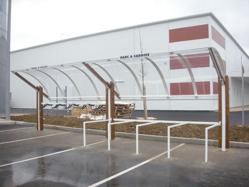 Abri vélo ouvert Clairbois - structure en bois et acier - toiture en plexiglas - 9 vélos - 4 mètres_1