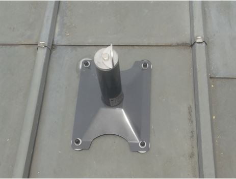 Potelet d'ancrage absorbeur sur zinc volige - dispositif de protection contre les chutes de hauteur conforme EN 795 classe A_0