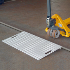 Rampes d'accès démontable en aluminium de fabrication française pour matériels roulants_1