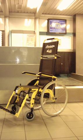 Fauteuil de transfert roulant pour pmr utilisé dans un aéroport, un centre commercial, un site touristique - jet_0