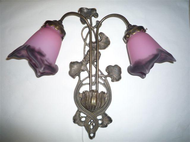 Applique murale Nymphea - 2 tulipes roses en pâte de verre soufflée - Petit modèle en laiton massif_0