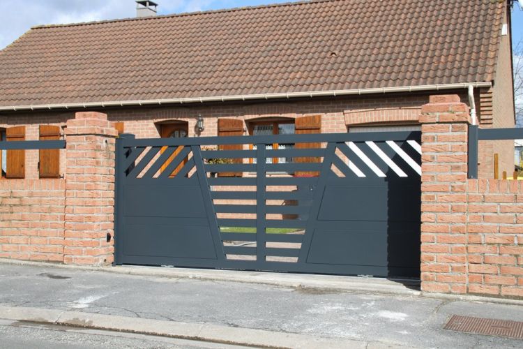 Brikin - Portail coulissant en aluminium avec tôle pleine et lames ajourées_0