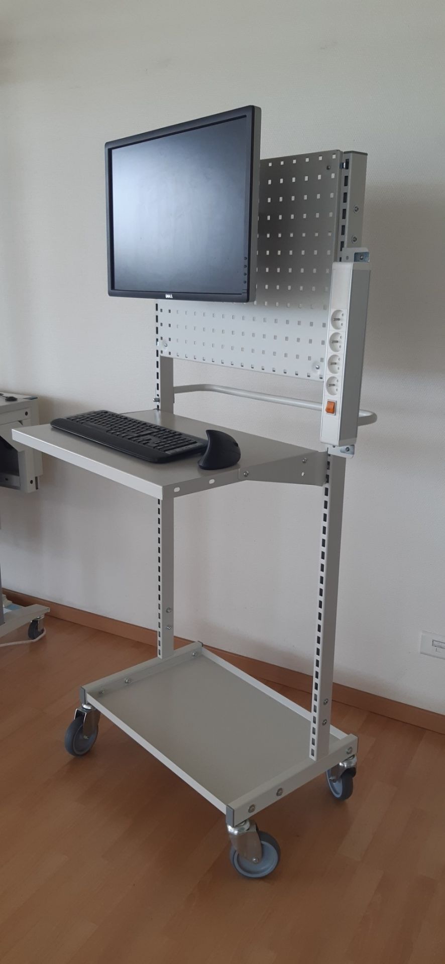 Desserte informatique - hauteur 1650 mm - avec montants perforés, tablette basse, support clavier et écran, rampe électrique, roulettes avec freins_0
