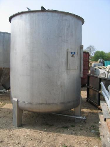 Cuve simple enveloppe 5000 litres d'occasion - sur pieds avec couvercle et vanne de vidange 50 mm_0