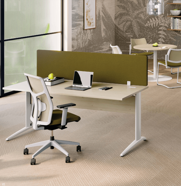 Bureau open space moderne avec voile de fond en bois - Gamme Prem's Columbia - Piètement en L et finitions variées_0