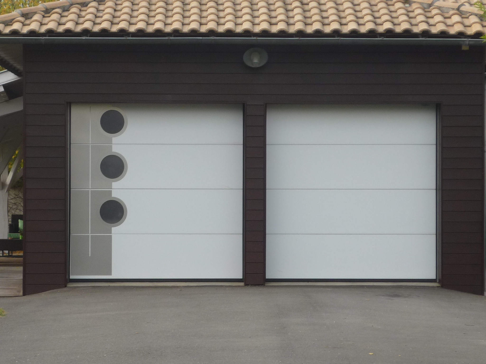 Porte de garage sectionnelle - plafond ou latérale - sur-mesure avec serrure et décor au choix_0