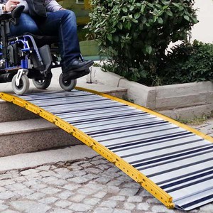 Rampe d'accès aluminium pliante - largeur 80 cm ou 90 cm, longueur 200 cm, avec bordure chasse-roue - charge 350 kg_0