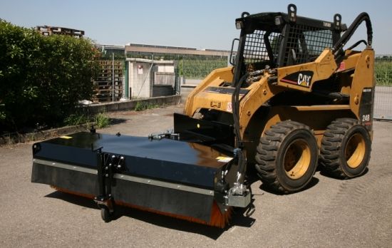 Balayeuse orientable M3 - adaptable chargeurs compacts, chargeuses et télescopiques - brosse en polypropylène Ø 550 mm_0