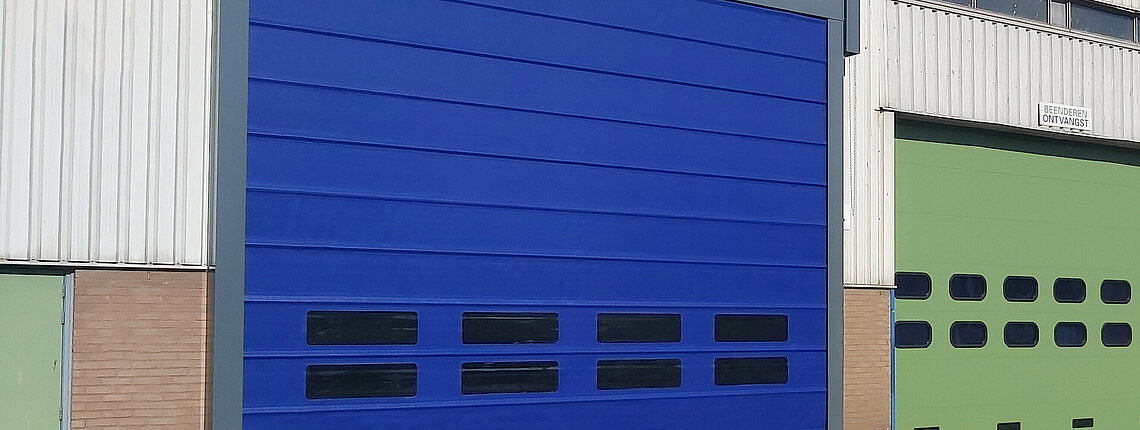 Porte rapide empilable NovoFold - ouverture jusqu'à 36 m² pour extérieur façade, fiable et robuste_0