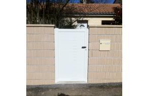 Portillon plein Nautilus - droit - aluminium blanc - RAL 7016 sablé - lames horizontales_0
