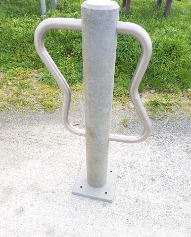 Borne vélo 100% recyclée - Dimensions 50x23x95 cm - Barre inox - Gamme rabotée_0