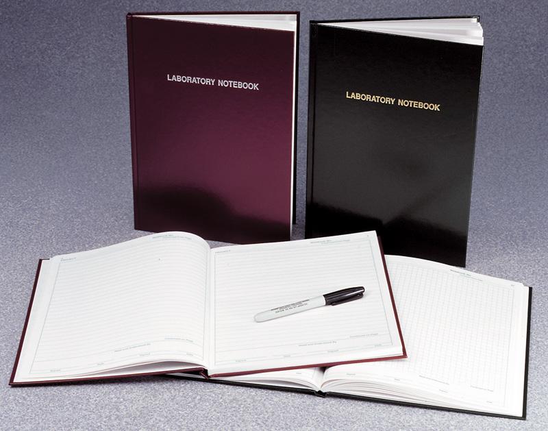 Cahier de laboratoire à carreaux (couverture vert foncé)