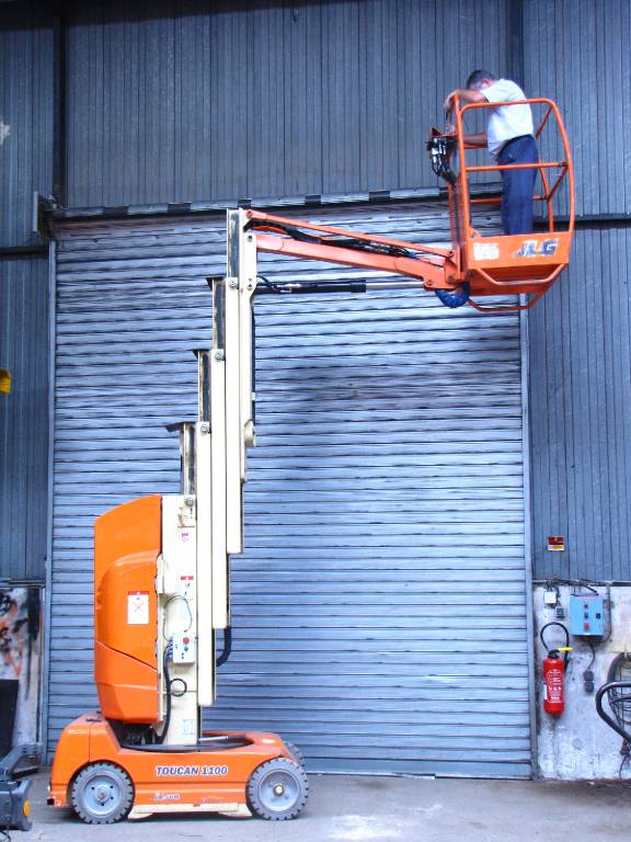 Nacelle automotrice à mât vertical - Toucan 1100 - capacité 200 kg - hauteur de travail 11 m - largeur 0.99 m_0