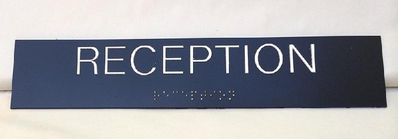 RÉCEPTION - PLAQUE DE PORTE EN BRAILLE ET RELIEF - 25 X 5CM - GRIS