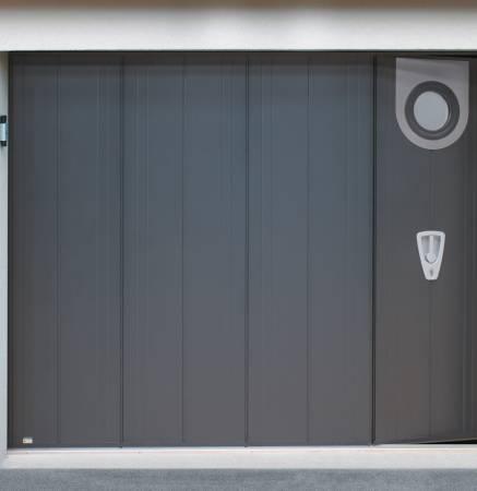 Porte de garage sectionnelle / coulissante latérale / avec hublot et portillon / isolation thermique / étanche à l'air_0
