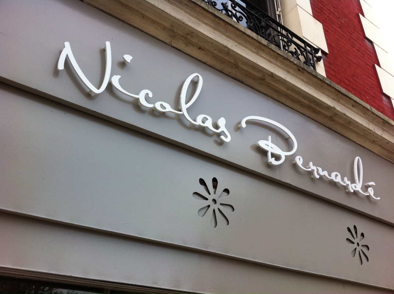 Enseigne en lettres découpées_0
