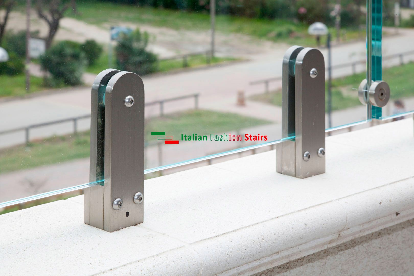 P-e-glass - Garde-corps Italian Fashion Stairs avec panneaux de verre trempé et feuilleté, fixés au béton avec pinces en acier inox Aisi 304_1