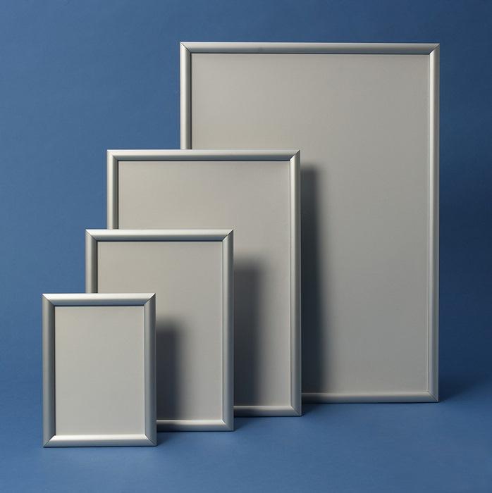 Cadre basculant dimension de l'affiche format DIN A0 profilé de serrage 32 mm anodisé couleur argent WSM_0