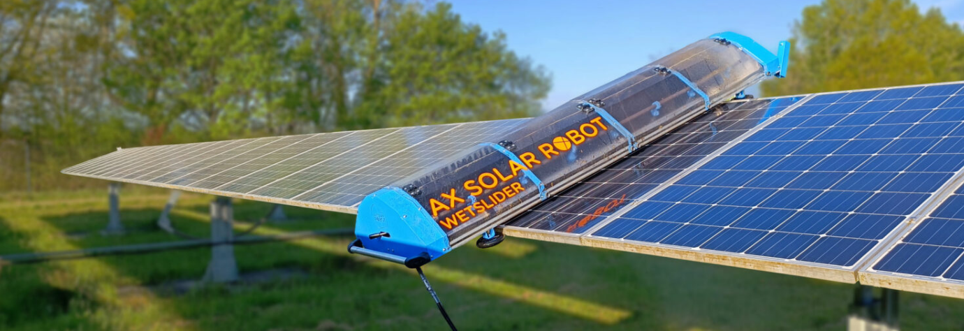 Robot nettoyeur PV pour centrales solaires au sol - WetSlider - nettoyage à base d'eau - autonome et sans connexion électrique_0