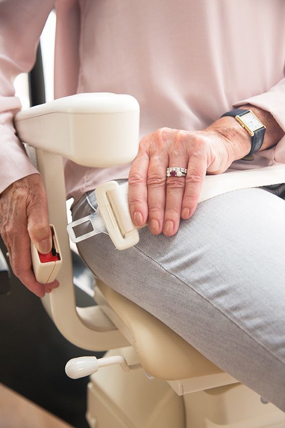 Monte-escalier électrique avec boutons d'arrêt d'urgence et des ceintures de sécurité_1