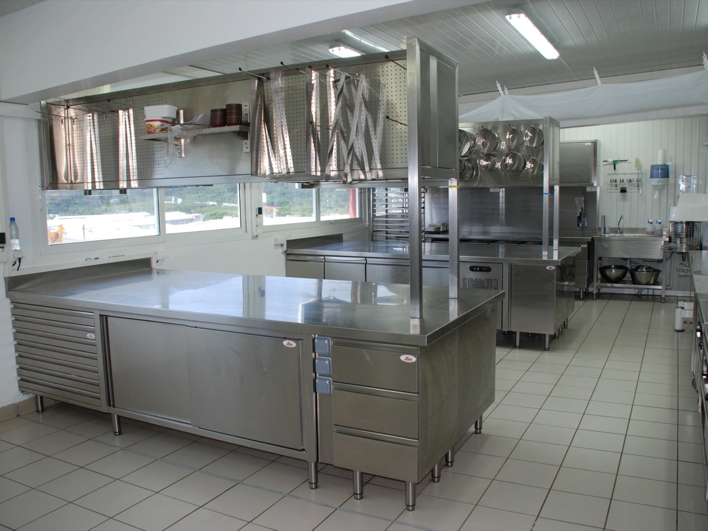 Laboratoire de pâtisserie en Nouvelle Calédonie- Rangement, plonge, mobilier, hotte, robot, froid et cuisson_0