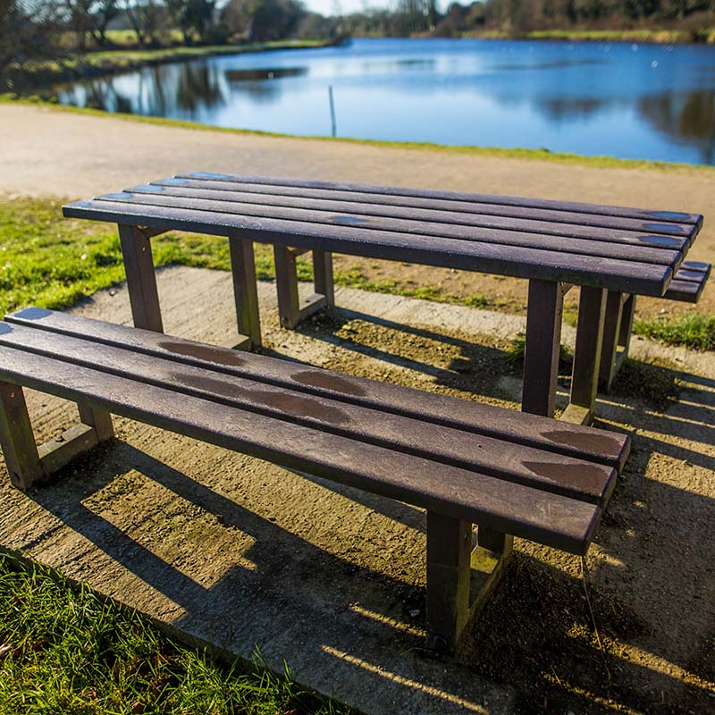 Table publique en matériau recyclé avec deux banquettes à armature métallique modène / accessible pmr_0