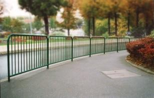 Barrière de ville à barreaux en acier - 2 longueurs disponibles, finition galvanisée ou peinte_0