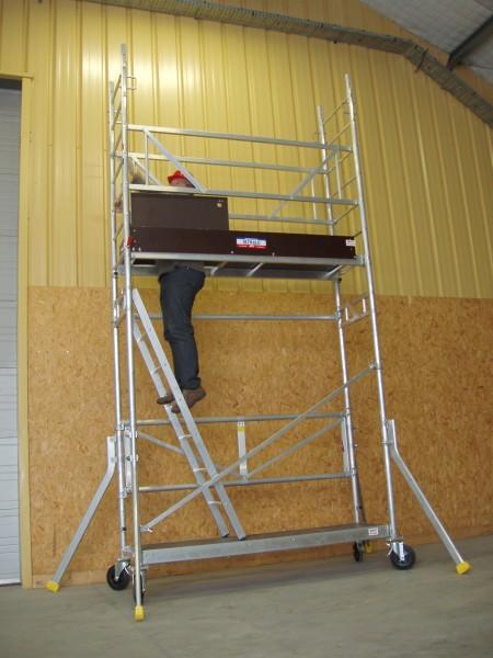 Échafaudage roulant grutable alu BANCHALU - ULTRALU - plateau baquet de travail alu/bois avec trappe et plinthes_0