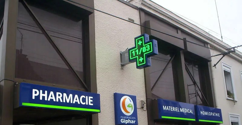 Croix de pharmacie, symbole incontournable pour les professionnels de la santé_0