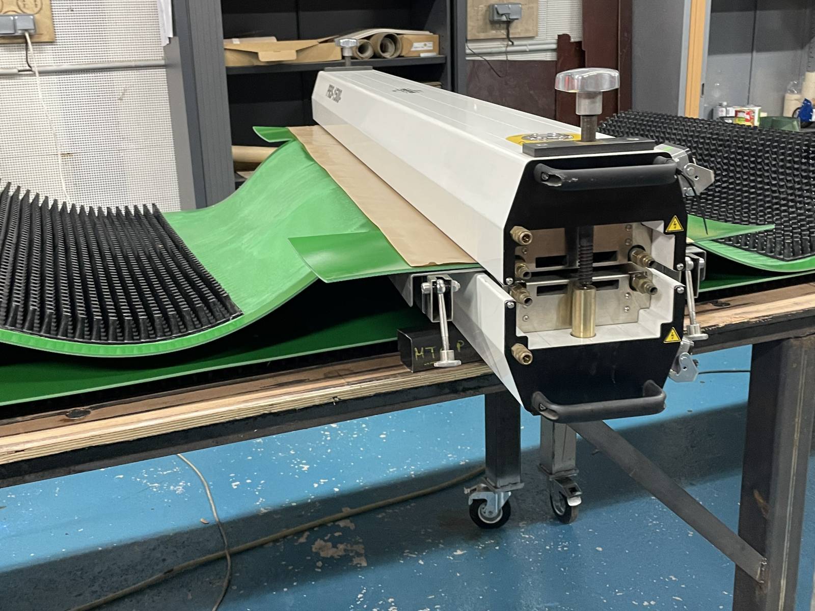 Bande transporteuse sur mesure en PVC avec pavé à tétines collés jonction à chaud - MTCP_1