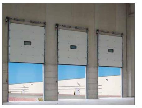 Porte sectionnelle industrielle en acier de 40 mm. d'épaisseur, équipées de ressorts robustes qui facilitent les ouvertures manuelles ou motorisées - GLG_0