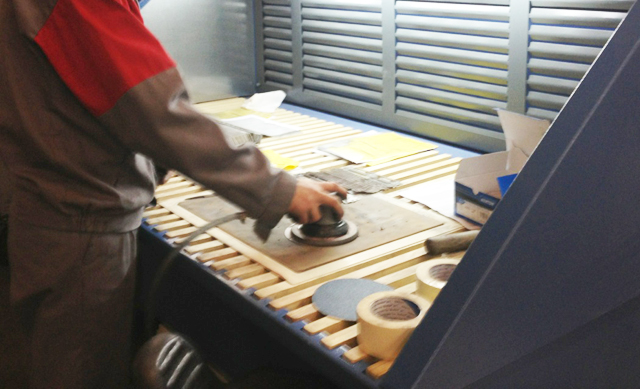 Table aspirante - Ébavurage manuel sans poussière pour petites et grandes pièces_0