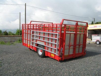 Bétaillère agricole hydraulique - Remorques DMS - 8 bêtes avec séparation intérieure et système de châssis pose à terre_0