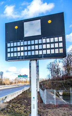 Panneau de signalisation à message variable pour alerter et informer l'usager sur les aléas de la circulation (bouchon, accident, déviation)_0