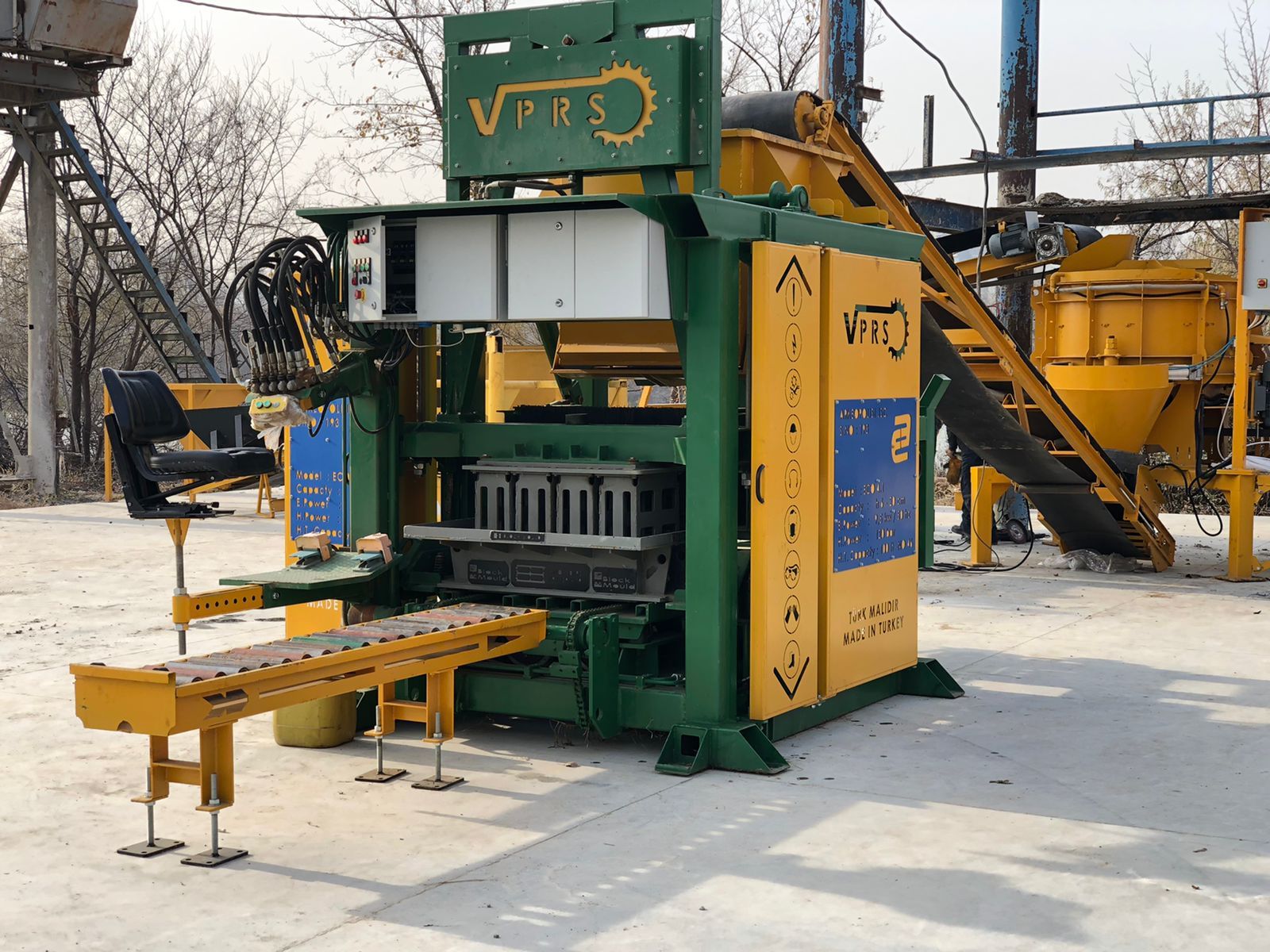 Machine à briquettes semi-automatique VESS ECO 4.1 - Capacité 4 000 briquettes en 8 heures - Système économique et performant_0