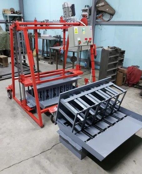 Pondeuse à parpaings multifonction permettant la production de 2400 parpaings par jour - PX02_0