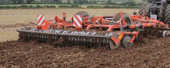 Cultivateur agricole PERFORMER - travail en profondeur et polyvalence One-Pass_0