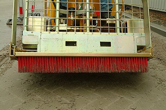 Balai pousseur RM 2x4/RM 4x4 - Knikmops Rollmops pour balayer le sable entre dalles récemment posées_0