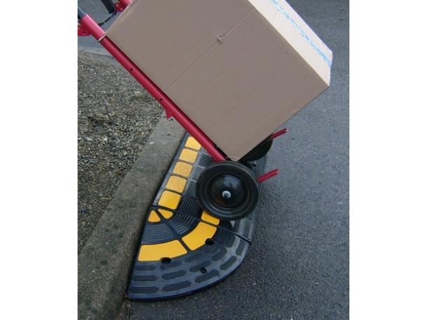 Rampe d'accès pour PMR - 150 mm - Caoutchouc recyclé avec bandes jaunes réfléchissantes et passes câbles_0