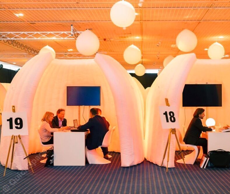 Stand d'exposition gonflable - flexible, design unique, acoustique optimale et facile à transporter_0