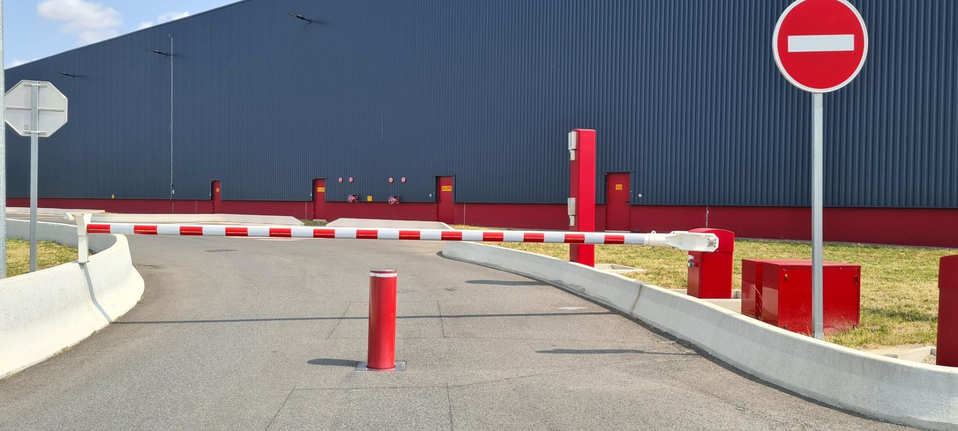 Borne escamotable automatique anti-véhicules bélier en acier hauteur 1000 mm ø250 mm - A25-100 7548_1