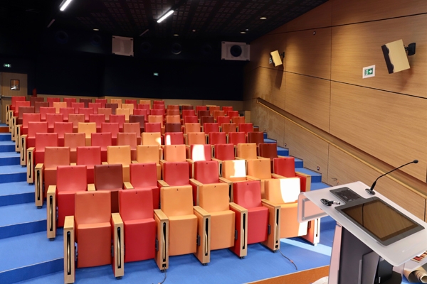 Fauteuil de conférence à piétement latéral avec accoudoir commun tout tissu pour ERP - MARIVAUX_1