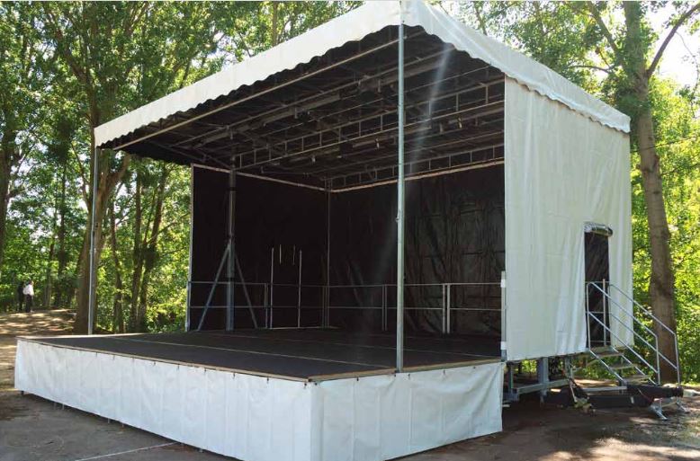 Scène PRO 45 - Surface 45 m² - Hauteur sous toiture 3,70 m ou 3,20 m - Résistance 600 kg/m² - Scène mobile tractable_0