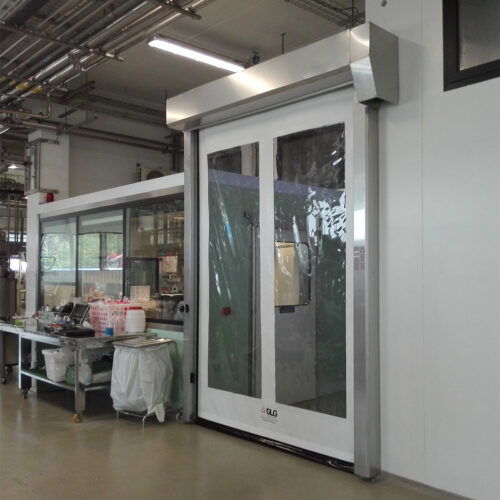 Porte rapide industrielle silencieuse - ZipGo Pharma - 3dB certifiés, basse perméabilité et entretien facile_0