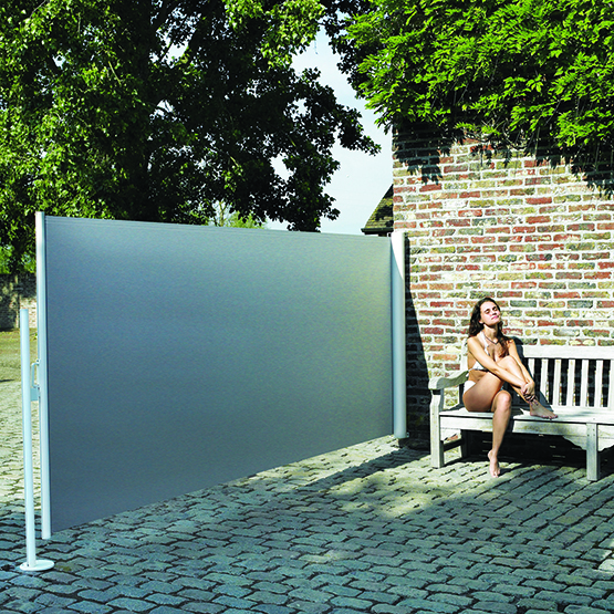 Stores d'extérieur en joue latérale - Caspar - Protection solaire latérale avec toile micro-perforée et coffre design_0