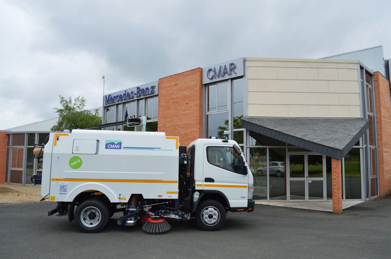 Balayeuse BROCK VS4 sur châssis FUSO Canter 7C15 Euro VI avec cuve à déchets de 4m³ - Balayeuse thermique silencieuse adaptée à vos services de voirie_0