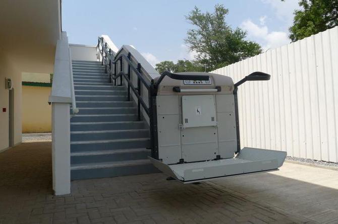 Plateforme monte-escalier PMR - Usage intérieur/extérieur - Charge 250/300 Kg - Norme NF EN 81-40_0