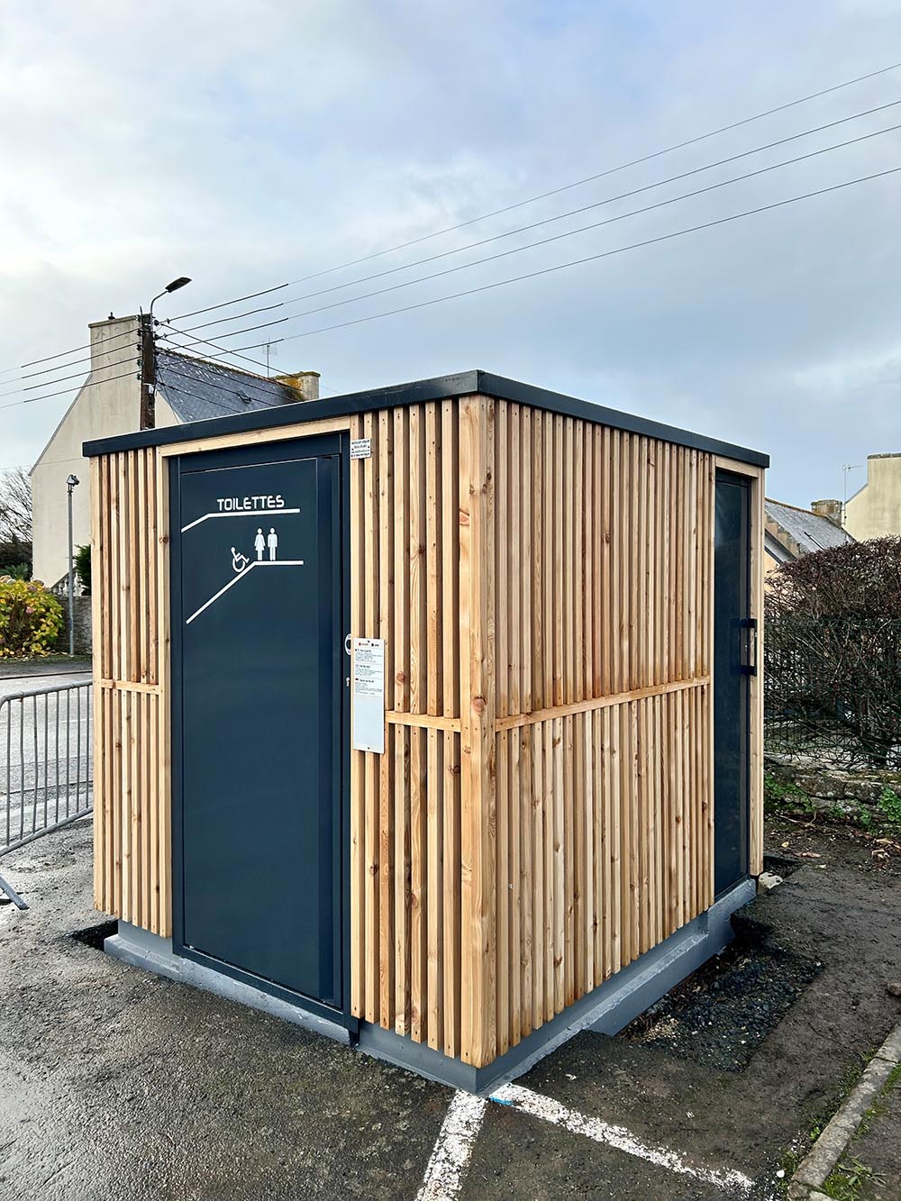Cabine PMR avec finition Trespa, bois, béton et local technique disponible en version manuelle, semi-automatique ou automatique- réf. 2054_0