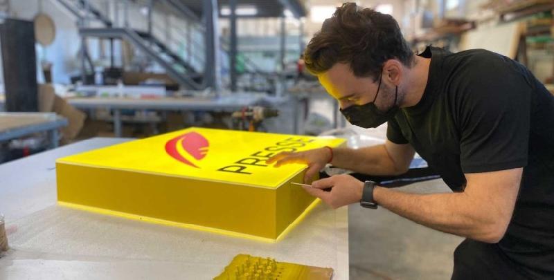 Enseigne drapeau Presse - signalisation lumineuse pour kiosque à journaux_0